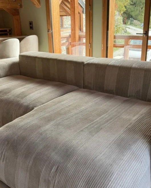 Après nettoyage : canapé d’angle dans un chalet à Valloire