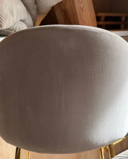 Après nettoyage : chaise en velours dans un chalet à Valloire
