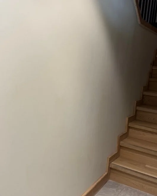 Après nettoyage : mur de cage d’escalier dans un chalet à Valloire