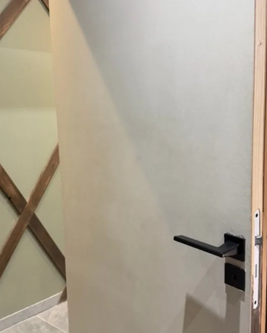 Après nettoyage : porte intérieure dans un chalet à Valloire