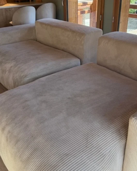 Avant nettoyage : canapé d’angle dans un chalet à Valloire
