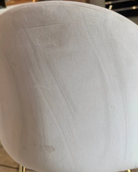 Avant nettoyage : chaise en velours dans un chalet à Valloire