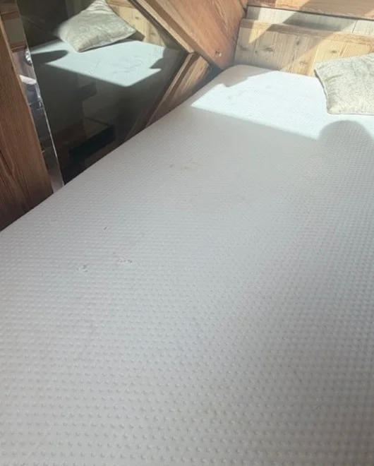 Avant nettoyage : matelas dans un chalet à Valloire