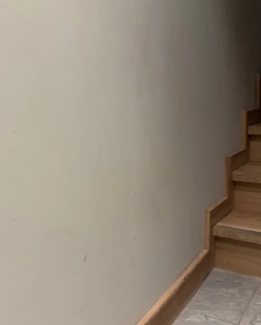Avant nettoyage : mur de cage d’escalier dans un chalet à Valloire