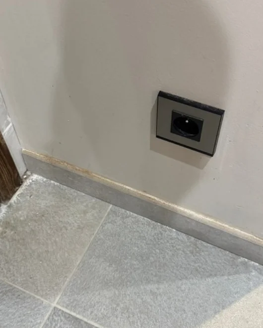 Avant nettoyage : mur intérieur dans un chalet à Valloire
