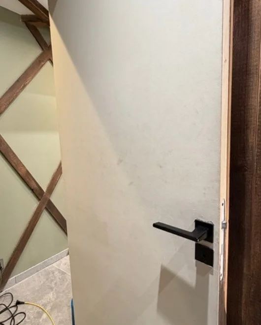Avant nettoyage : porte intérieure dans un chalet à Valloire