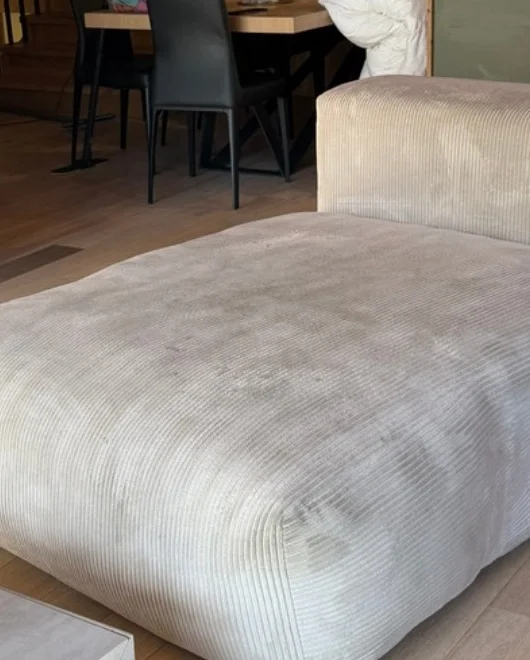 Avant nettoyage : pouf de canapé dans un chalet à Valloire