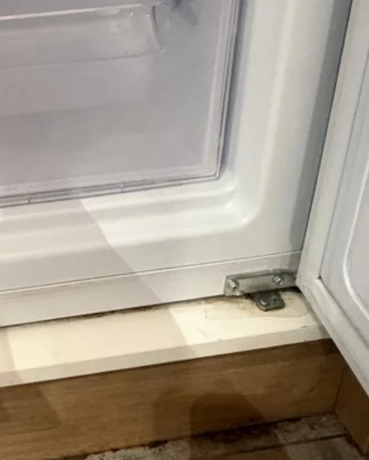Avant nettoyage : réfrigérateur dans un chalet à Valloire